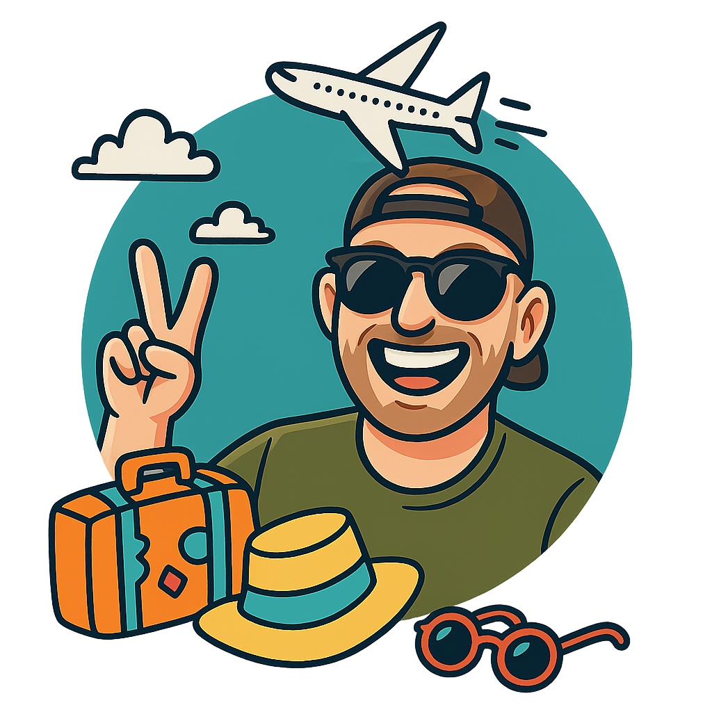 Rejsende med solbriller, hat og rejsetaske, der nyder Thailandsbeklædning og kultur.